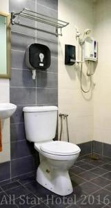 een badkamer met een toilet en een wastafel bij HP Rooms All Star Hotel in Melaka