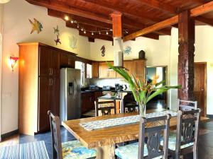 cocina con mesa de madera y comedor en Casa Maya en West Bay