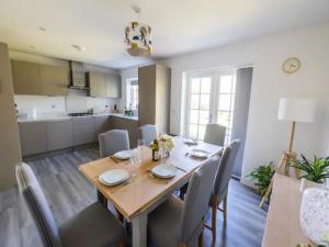 a kitchen and dining room with a table and chairs at Pass the Keys Bright Spacious Chilterns Hideaway in Saunderton