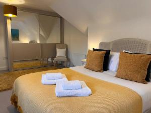 Tempat tidur dalam kamar di Pass the Keys Bright Spacious Chilterns Hideaway