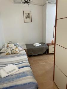 mały pokój z łóżkiem i łóżkiem w obiekcie Sweet Home Sofia w mieście Norma