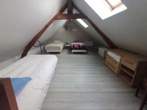 a attic room with two beds and a bedroom at Agréable maison 5 couchages in Prunay-le-Gillon