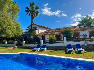 Villa con piscina frente a una casa en La Granja de Antonio en Alhaurín el Grande