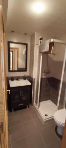 ルゴネスにあるPiso céntrico al lado de Oviedoのシャワー、洗面台、トイレ付きのバスルーム