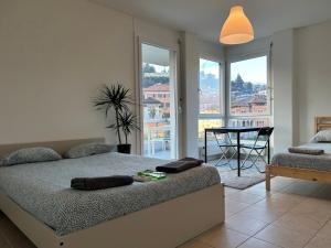 เตียงในห้องที่ SHINE Apartment View Lugano Paradise Parking Free