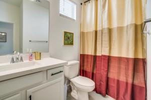 Koupelna v ubytování 5 Mi to Westgate Newly Built Glendale Home + 17 fotografií