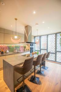 a kitchen with a table and chairs in a room at Luxury Roof Terrace Townhouse in Manchester