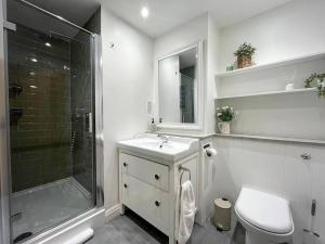 Koupelna v ubytování City Centre Loft Apartment + 15 fotografií