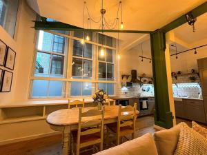 una sala da pranzo con tavolo e una cucina di City Centre Loft Apartment a Stalybridge