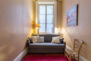 uma sala de estar com um sofá e uma janela em Hamac Suites - Suite Albon Saint Antoine - 4pers em Lyon