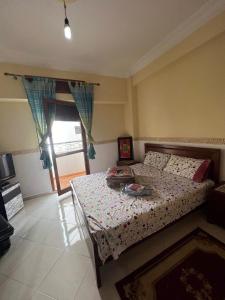 1 dormitorio con cama y ventana en Appartement 2 Chambres à Malabata en Tánger