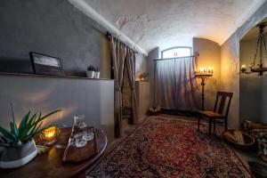 - un salon avec une table, une chaise et une fenêtre dans l'établissement Suite Georg Anno 1869 HERRENHAUS VIECHELN, à Behren-Lübchin