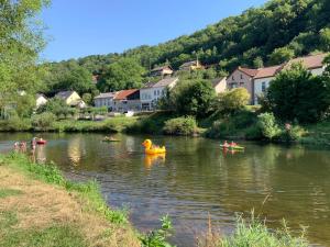 un grupo de personas en kayaks en un río en Camping du Rivage en Wallendorf pont