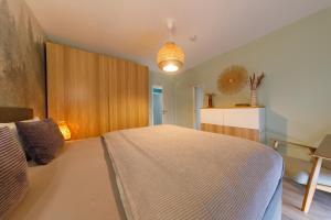 ein Schlafzimmer mit einem großen Bett in einem Zimmer in der Unterkunft Lindenberg Apartments in Wernigerode