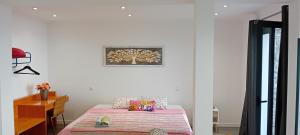 Un dormitorio con una cama y un cuadro en la pared. en Vista Funchal Ⅰ, en Funchal