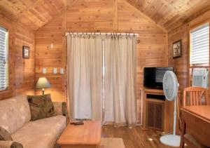 TV a/nebo společenská místnost v ubytování Cozy 1BR Cabin in Jacksonville + 13 fotografií