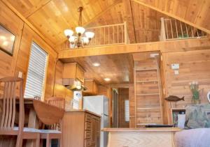 uma cozinha com paredes de madeira e um tecto de madeira em Cozy 1BR Cabin in Jacksonville em Jacksonville