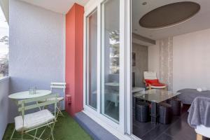 Habitación pequeña con mesa y ventana en Hamac Suites - Simon Jallade - 4 people en Sainte-Foy-lès-Lyon