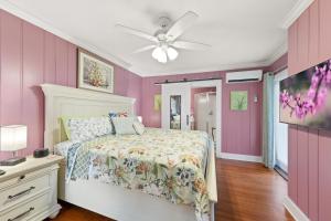 里霍伯斯灘的住宿－The Homestead B&B，一间卧室配有一张床和吊扇