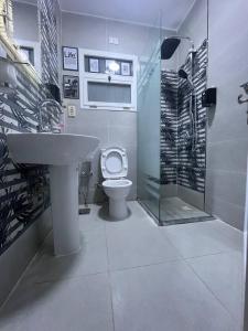 y baño con lavabo, aseo y ducha. en Madinaty Kian Al Deafah , New Cairo مدينتي en Madinaty