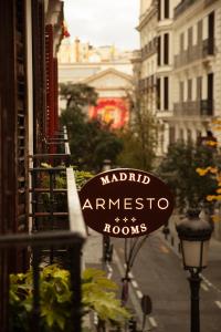 a sign that says madrid amnesia for rooms on a street at Armesto Rooms in Madrid