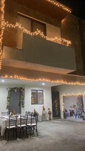 comedor con mesa, sillas y luces en Family Home Apodaca, en Monterrey