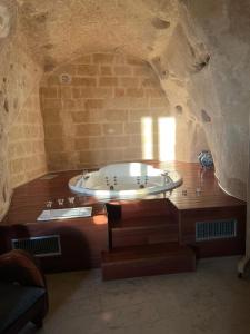 a bathroom with a bath tub in a cave at Locus Amoenus in Matera