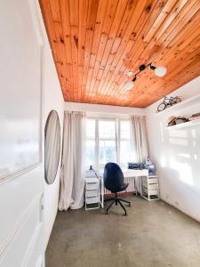 an office with a desk and a chair in a room at Furnished - Bright, Modern apartment in Brussels, 15 minutes walk from the Atomium in Brussels
