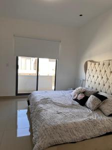 1 dormitorio con 1 cama grande y ventana grande en Family Home Apodaca, en Monterrey