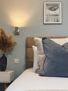 een slaapkamer met een bed met een kussen en een foto aan de muur bij Inn For All Seasons in Redruth