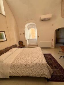 1 dormitorio con cama y ventana en Locus Amoenus, en Matera