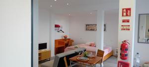 una sala de estar con un sofá y una mesa en Vista Funchal Ⅰ, en Funchal
