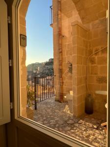 una vista desde la ventana de un edificio en Locus Amoenus, en Matera