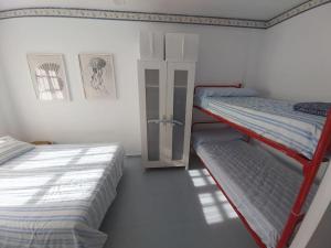 Habitación con 2 literas en una habitación en Marino II REA-MA207, en Alcossebre