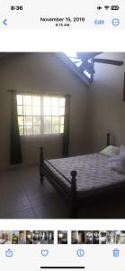1 dormitorio con 1 cama en una habitación con ventana en Oceanfront Luxury 2Br Villa en Saint Philip