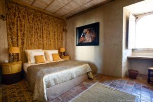 Een bed of bedden in een kamer bij Hôtel du Château du Rivau