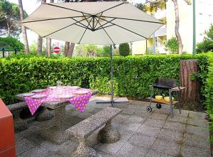 ビビオーネにあるCasa Vacanze Azaleaのピクニックテーブル(傘、テーブル、ベンチ付)