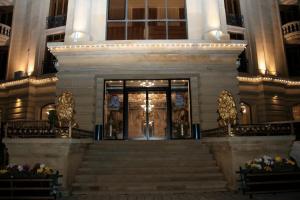 un edificio con una gran puerta con escaleras en la parte delantera en Bey Hotel Baku en Bakú