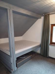 Łóżko piętrowe w pokoju z oknem w obiekcie MARLEN w Uściu nad Łabą
