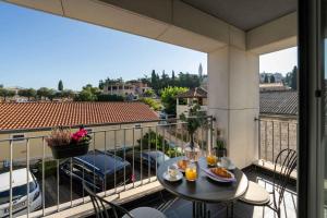 un balcone con tavolo e cibo sopra di Apartments in Vrsar - Istrien 47120 a Vrsar