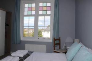 En eller flere senge i et værelse på Spacious 2-Bed 2-Bath Apartment with Free Parking - Central Poole