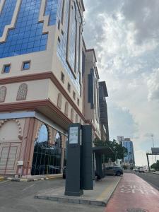 برج الوطن للاجنحه الفندقية في مكة المكرمة: مبنى امامه لافته