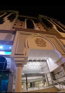 برج الوطن للاجنحه الفندقية في مكة المكرمة: مبنى امامه عامود