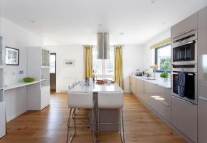 een witte keuken met witte werkbladen en witte apparaten bij Stalker's Lodge in Perth