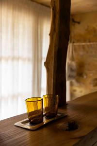 dos gafas amarillas sentadas sobre una mesa de madera en Maison Bellamant, en Alan