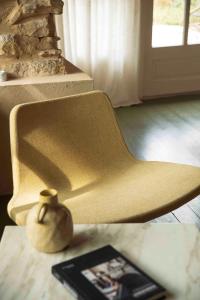una silla sentada sobre una mesa con una foto en Maison Bellamant, en Alan