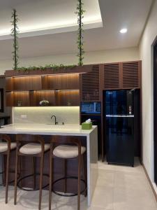 Ett kök eller pentry på NEW! Luxurious Villa @ Vimala Hills (15 pax)