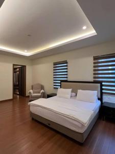 Säng eller sängar i ett rum på NEW! Luxurious Villa @ Vimala Hills (15 pax)