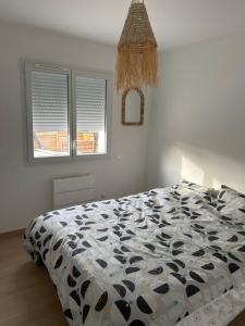 1 dormitorio con 1 cama en blanco y negro y 2 ventanas en Aux portes de bordeaux Maison cocooning avec Piscine spa chauffé, en Ambarès-et-Lagrave