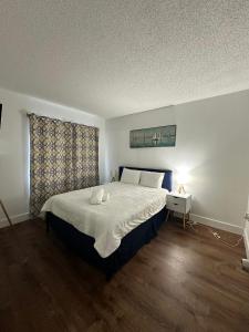 um quarto com uma cama grande e uma janela em Universal Studios. Amazing 2 bedroom apartment! em Orlando